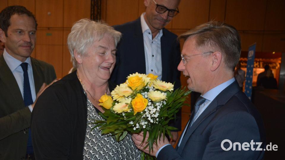 Eine der ersten Gratulanten beim wiedergewählten CSU-Kreisvorsitzenden Tobias Reiß (rechts) war Angela Burger, die standesgemäß mit einem Blumenstrauß gratulierte. Bild: jr