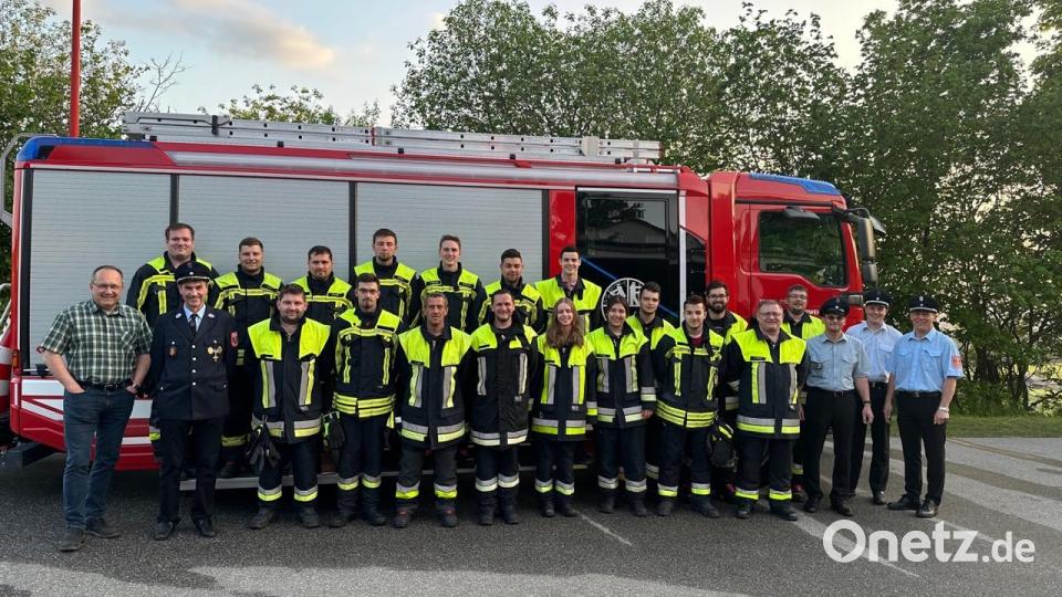22 Teilnehmer der Tännesberger Feuerwehr absolvierten in drei Gruppen erfolgreich die Leistungsprüfung „Die Gruppe im Löscheinsatz“. Bild: rfi