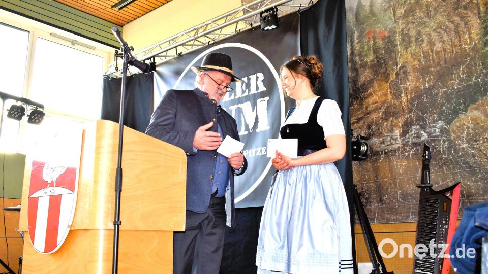 Bürgermeister Anton Peter beglückwünschte Vorstandsmitglied Sarah Hirschmann zur der gelungenen Fahnenweihe. Bild: oe