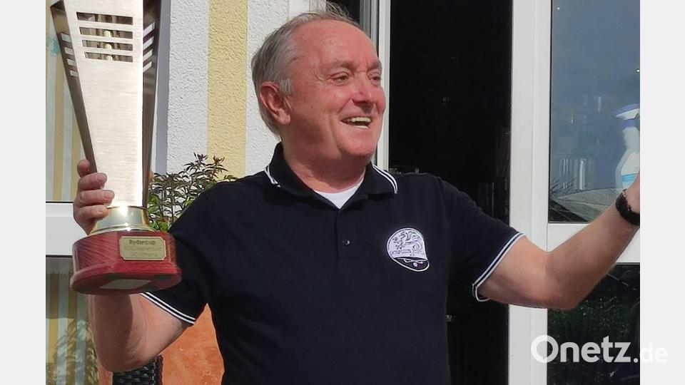 Herbert Bäuml, Präsident des Golfclubs Stiftland, mit dem Wanderpokal Bild: Golfclub Stiftland/exb