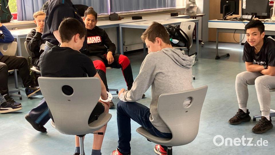 Die Polizei hielt einen Workshop zum Thema &quot;Mobbing und Gewalt&quot; in der Realschule Waldsassen. Bild: Kathrin Röthig/exb
