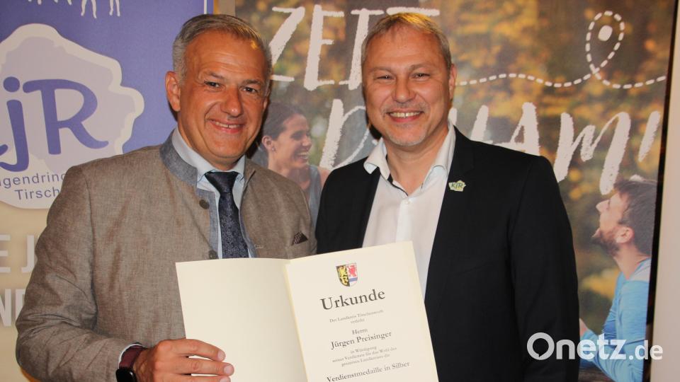 Landrat Roland Grillmeier (links) verlieh Jürgen Preisinger die Verdienstmedaille in Silber des Landkreises Tirschenreuth. Bild: kro