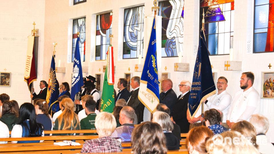Viele Vereinsfahnen in der Pfarrkirche anlässlich der Fahnenweihe der Kirwagemeinschaft. Bild: oe