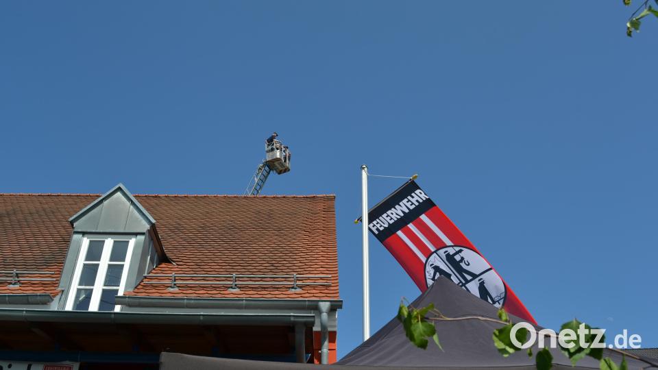 Schwindelfreie Besucher können mit der Drehleiter der Weidener Feuerwehr weit über die Dächer von Pirk schauen. Bild: kki