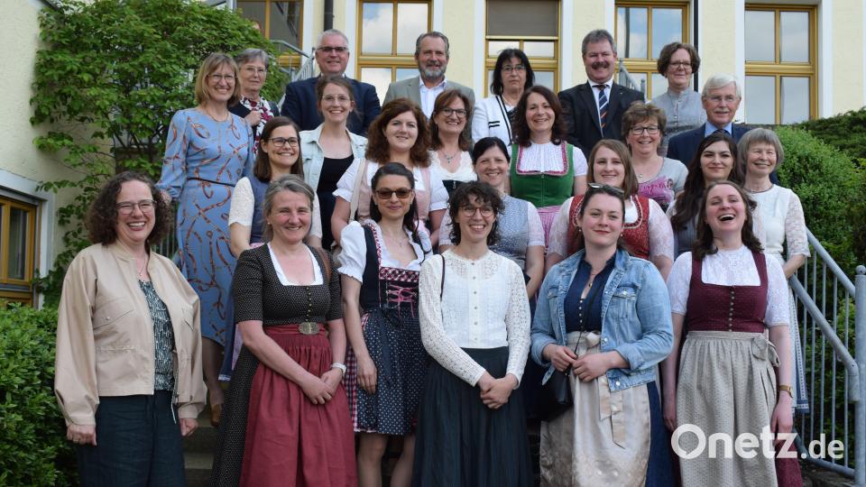Sie haben gut lachen. 15 Absolventinnen der Ausbildung zur Hauswirtschafterin legten ihre Abschlussprüfung an der Landwirtschaftsschule mit großem Erfolg ab. Bild: bnr