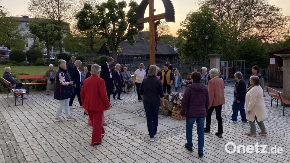 Die Gruppe &quot;Meditativer Tanz&quot; tanzte um das Kreuz – mitmachen war erlaubt. Bild: Holger Popp/exb