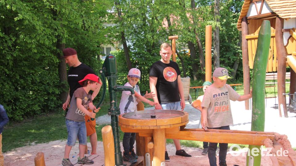 Wasser übt auf Kinder schon immer eine ganz besondere Faszination aus, auch hier auf dem Kondrauer Kinderspielplatz. Bild: kro