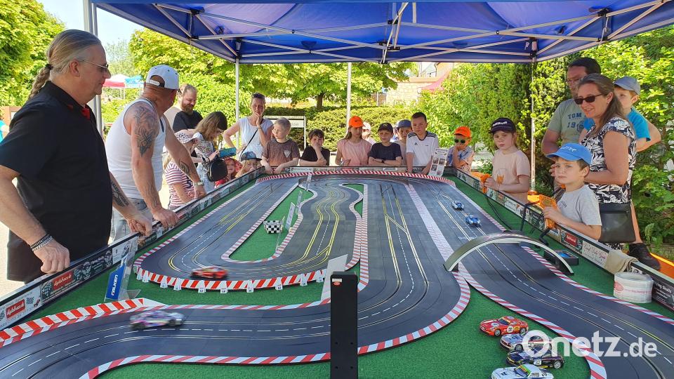 Die Kolpingsfamilie Kemnath hatte zum Gartenfest rund ums Gesellenhaus eingeladen. Für Kinder gab es eine Hüpfburg, Glitzer-Tattoos, Baggerfahren und eine Slotcar-Strecke. Am Abend spielte die Band &quot;Tante Emma&quot;. Bild: Kolpingsfamilie Kemnath/exb