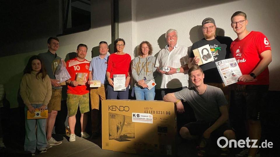 Die Gewinner der Verlosung beim Fest des Handballclubs Sulzbach-Rosenberg. Bild: Martin Deisel/exb