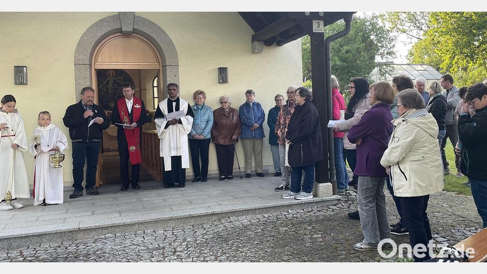 Viele Leute waren nach Fuhrmannsreuth gekommen, um sich an der Maiandacht und an der Segnung der Nagel zu beteiligen. Bild: ld