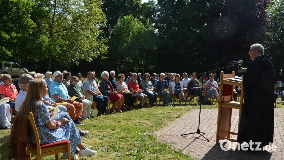Dekan Thomas Guba (rechts) stand dem Pfingstgottesdienst im Freien vor. Rund 80 Gläubige waren in den Garten der Friedenskirche nach Waldsassen gekommen. Bild: jr