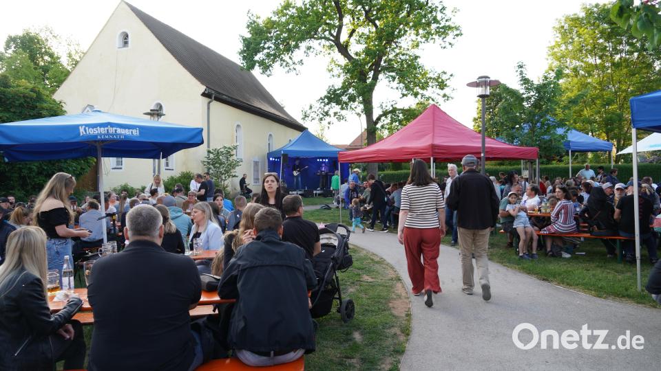 Die Kolpingsfamilie Kemnath hatte zum Gartenfest rund ums Gesellenhaus eingeladen. Für Kinder gab es eine Hüpfburg, Glitzer-Tattoos, Baggerfahren und eine Slotcar-Strecke. Am Abend spielte die Band &quot;Tante Emma&quot;. Bild: Kolpingsfamilie Kemnath/exb