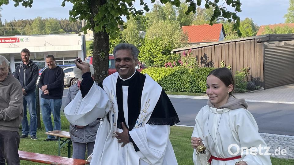 Pater Joy freute sich über die zahlreiche Teilnahme an der Maiandacht und der Segnung der Nageler Straße. Bild: ld