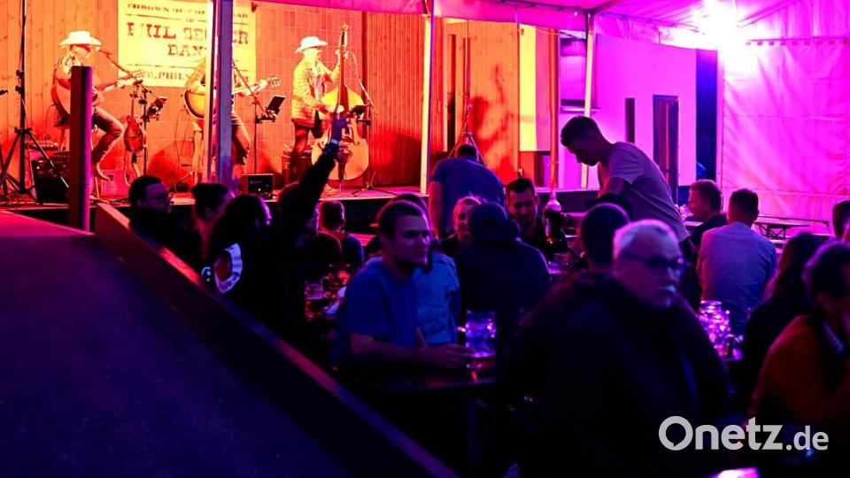 Die Phil Seccer Band rockte das Zelt am Samstagabend. Bild: Martin Deisel/exb