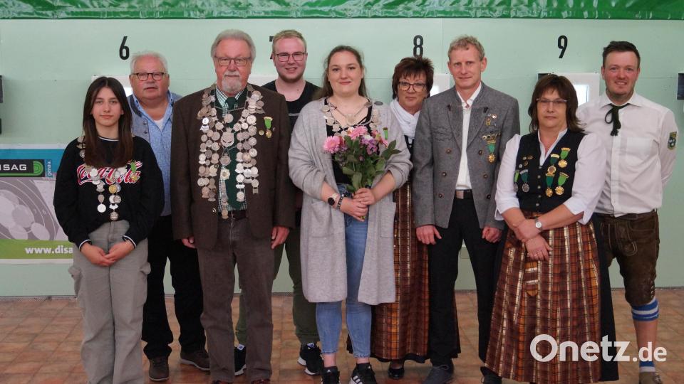 Die Hohenkemnather Schützen küren ihre neuen Würdenträger (von links): Jugendkönig Amelie Schmerbauch, Zweiter Schützenmeister Josef Hirsch, Schützenkönig Norbert Schmidt, Zweiter Ritter Manuel Nitzbon, Schützenliesl Marie Weber, Zweite Zofe Hermine Wenkmann, Erster Ritter Markus Prächtl, Erste Zofe Yvonne Dzalakowski und Schützenmeister Johannes Wenkmann. Bild: brü