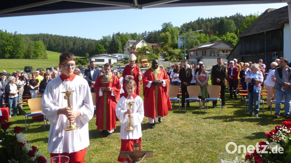 Weihbischof Dr.Josef Graf zieht mit Pfarrer Thomas Kohlhepp und Pfarrvikar Robert Amandu an den Freialtar. Bild: bk