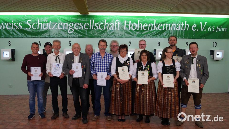 Verdiente und langjährige Mitglieder der Hohenkemnather Edelweiß-Schützen werden ausgezeichnet. Bild: brü