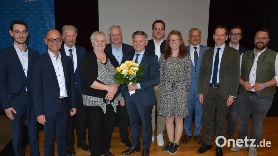 Im Bild die neugewählte CSU-Kreisvorstandschaft, (von links) mit dem Tirschenreuther Ortsvorsitzenden Sebastian Wiedemann, Wahlleiter Dr. Alfred Scheidler, Lothar Müller, Angela Burger, Johannes Reger, Tobias Reiß, Europaabgeordneter Christian Doleschal, Monika Greger, Roland Grillmeier, MdB Albert Rupprecht, CSU-Kreisgeschäftsführer Adrian Käß und Matthias Grundler. Bild: jr