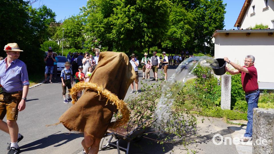 Der Lennesriether Pfingstschwanz bekommt eine Ladung Wasser ab. Bild: fvo