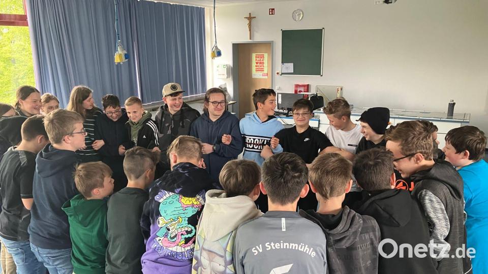 Einen Workshop zum Thema &quot;Mobbing und Gewalt&quot; hielt die Polizei in der Realschule Waldsassen. Bild: Kathrin Röthig/exb