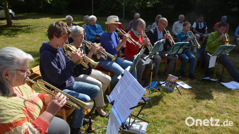 Der Stiftlandposaunenchor umrahmte den Gottesdienst am Pfingstsonntag im Garten der Friedenskirche. Bild: jr