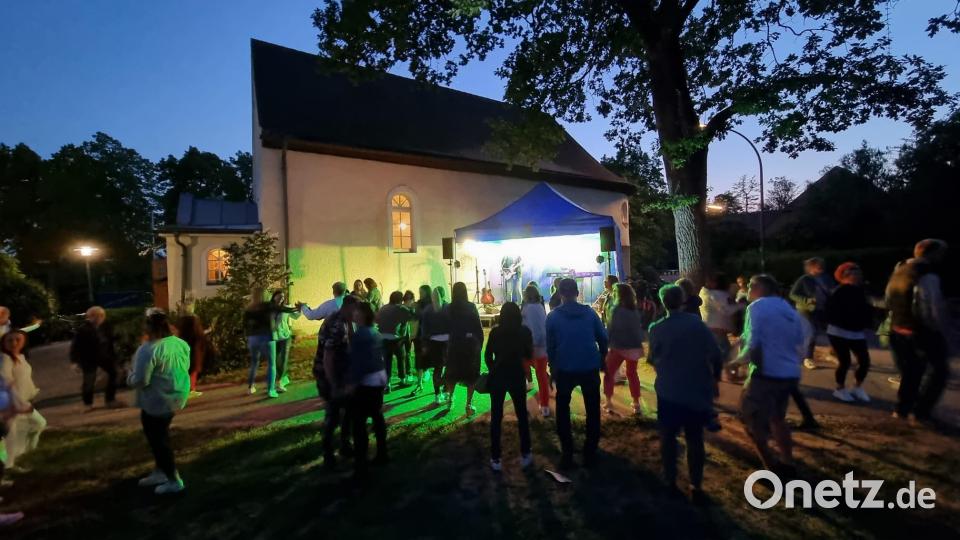 Die Kolpingsfamilie Kemnath hatte zum Gartenfest rund ums Gesellenhaus eingeladen. Für Kinder gab es eine Hüpfburg, Glitzer-Tattoos, Baggerfahren und eine Slotcar-Strecke. Am Abend spielte die Band &quot;Tante Emma&quot;. Bild: Kolpingsfamilie Kemnath/exb