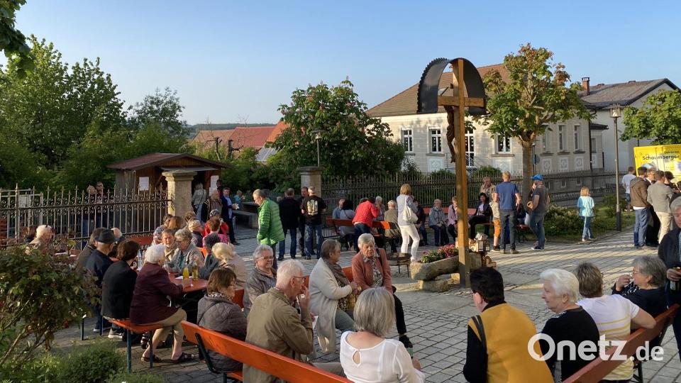 Viele Besucher kamen in den Kirchenpark. Bild: Holger Popp/exb