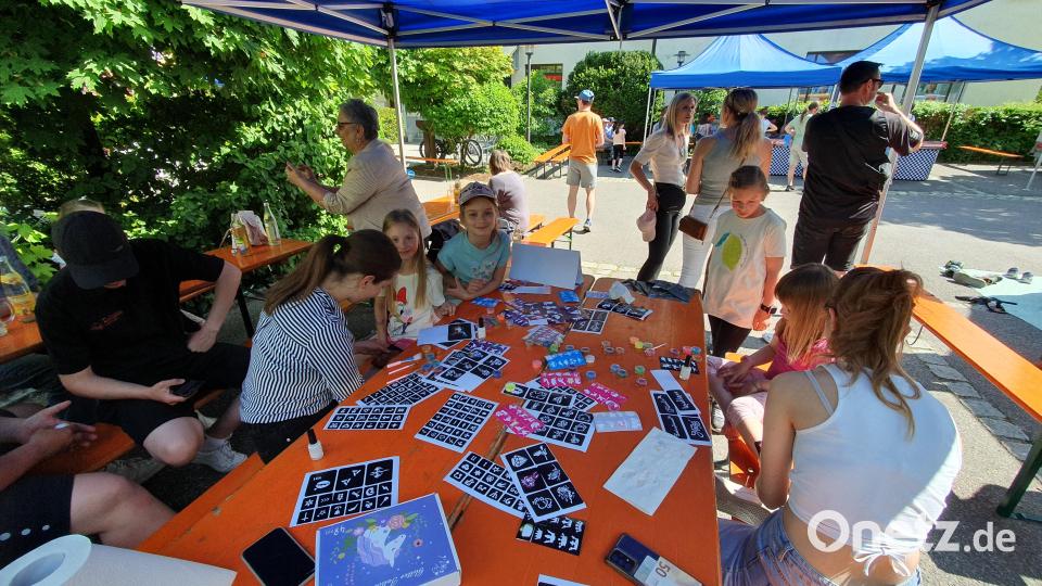 Die Kolpingsfamilie Kemnath hatte zum Gartenfest rund ums Gesellenhaus eingeladen. Für Kinder gab es eine Hüpfburg, Glitzer-Tattoos, Baggerfahren und eine Slotcar-Strecke. Am Abend spielte die Band &quot;Tante Emma&quot;. Bild: Kolpingsfamilie Kemnath/exb