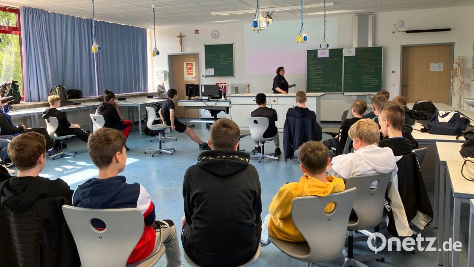 Einen Workshop zum Thema &quot;Mobbing und Gewalt&quot; hielt die Polizei in der Realschule Waldsassen. Bild: Kathrin Röthig/exb