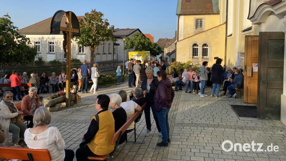 Reger Andrang herrschte beim Imbiss. Bild: Holger Popp/exb