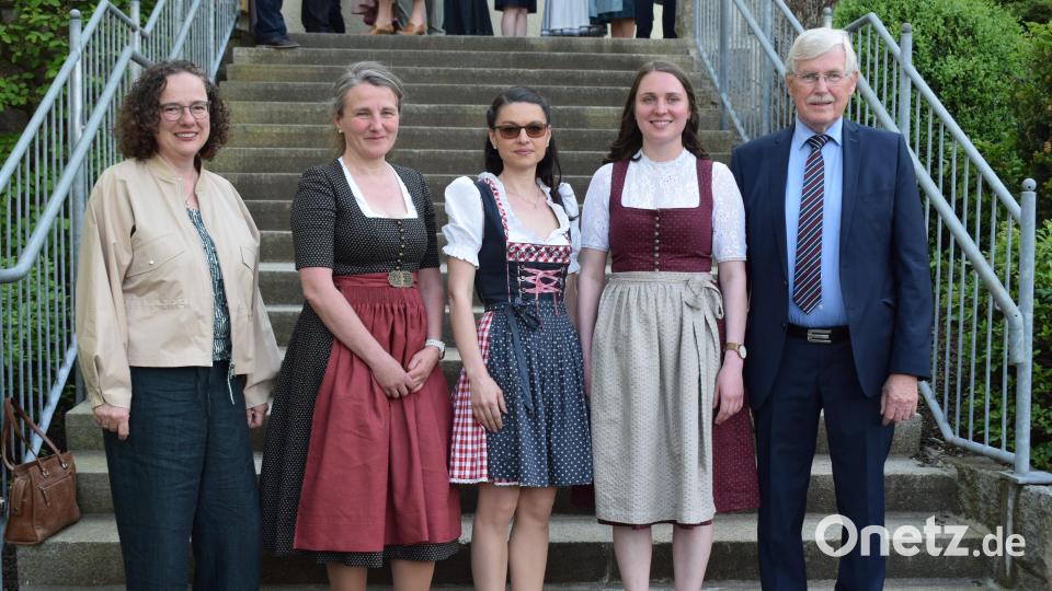 Als Jahrgangsbeste wurden Andrea Danner (Mitte) Tanja Obermeier (Zweite von rechts)und Doris Ruider (Zweite von links) ausgezeichnet.Zum Erfolg gratulierten Amtsleiter Georg Mayer und Semesterleiterin Ruth Schumann. Bild: bnr