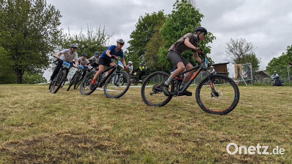 Kurz nach dem Start verließen die Mountainbiker das Schulgelände in Richtung Katzenberg. Bild: Matthias Lunz/exb