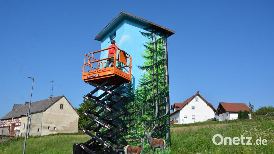 Mit Hilfe eines Steigers ließ Markus Ronge dieses Kunstwerk in Bad Neualbenreuth entstehen. Bild: jr