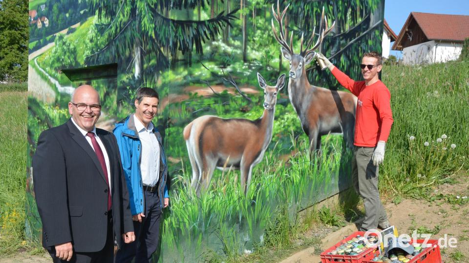 Mit dabei waren am Freitagvormittag, kurz vor der Fertigstellung, (von links) Bürgermeister Klaus Meyer, Burkhard Butz (Bayernwerk) und Künstler Markus Ronge. Bild: jr