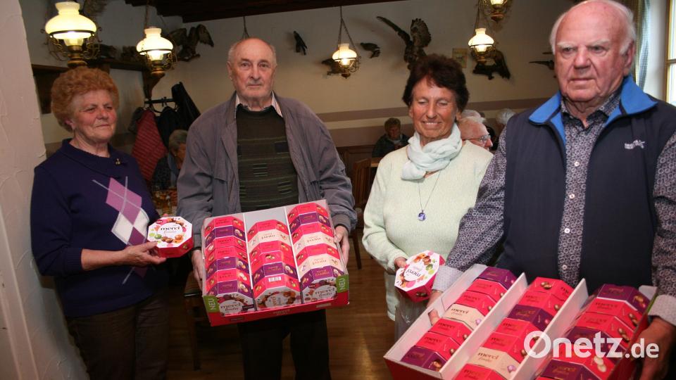 Süße Aufmerksamkeiten schleppten die Vorstandsmitglieder Martha Höfer, Theo Höfer, Hedwig Wendl und Alfred Weidner (von links) zur Verteilung an die Gäste durch die Reihen. Bild: roh