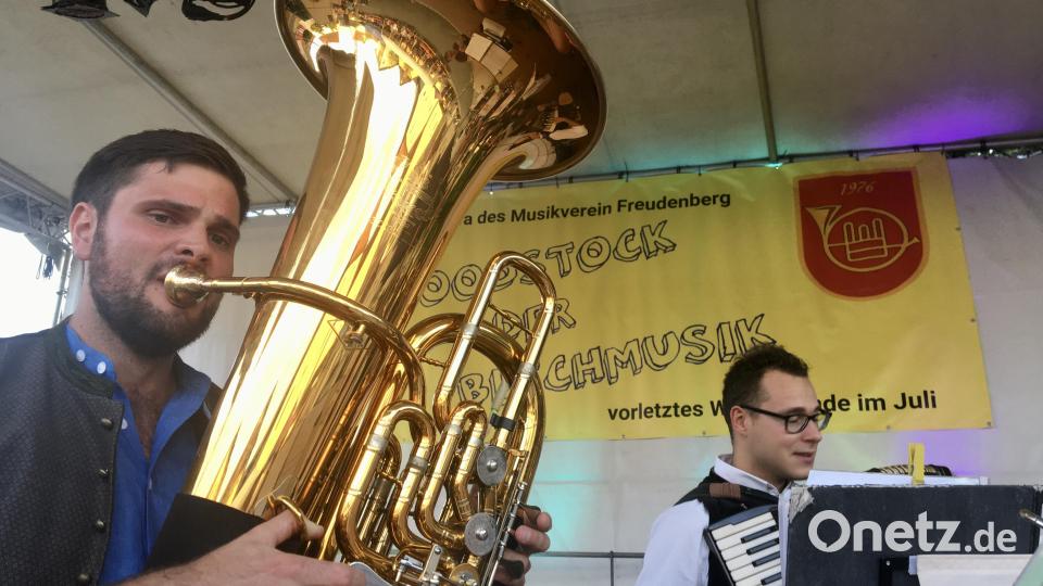 Die Rüscherl-Muse spielt zum Auftakt der Freudenberger Jakobikirchweih. Bild: gri
