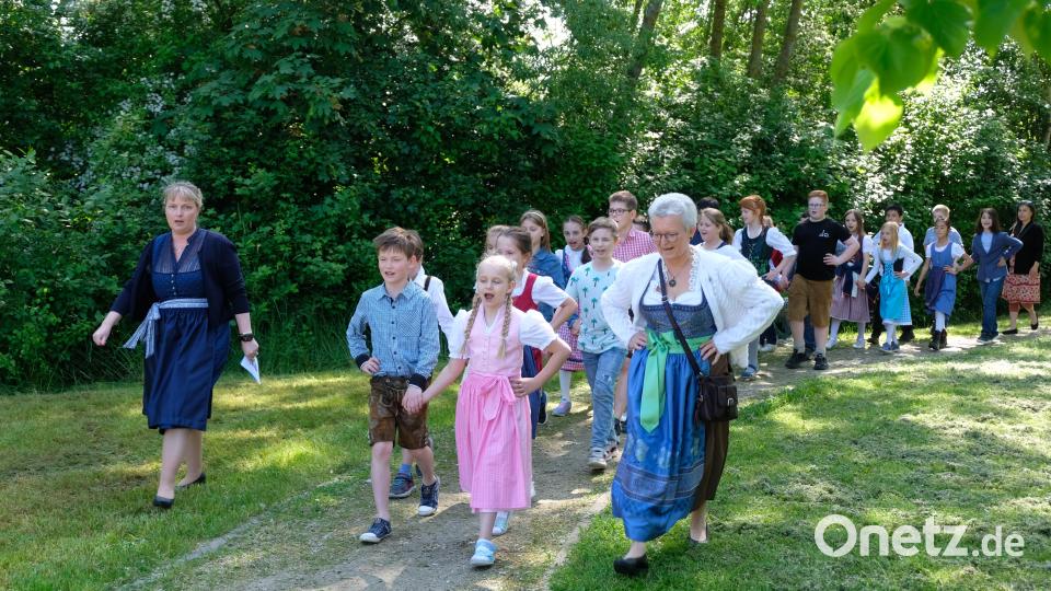 Mit "Tätärä Hahnbach" erobern die Klasse 3a mit ihrer Lehrerin Sandra Kappert-Großer (links) sowie Heimatpflegerin Marianne Moosburger die Gockelwiese, um den neuen Geschichtsweg seiner Bestimmung zu übergeben. Bild: mma