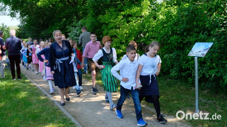 Mit "Tätärä Hahnbach" zogen die Kinder wieder von Dannen. Bild: mma