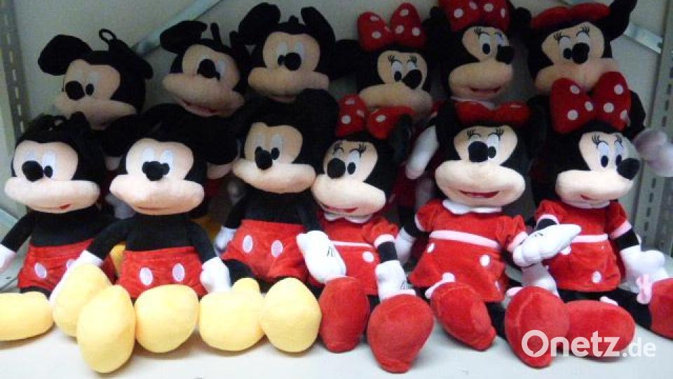 Schauen putzig aus, sind aber illegal. Die gefälschten Plüschfiguren von Mickey und Minnie Maus stellten die Zöllner sicher. Bild: Hauptzollamt Regensburg