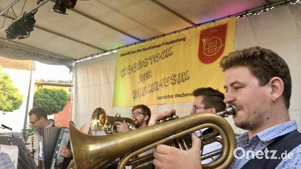 Die Rüscherl-Muse spielt zum Auftakt der Freudenberger Jakobikirchweih. Bild: gri