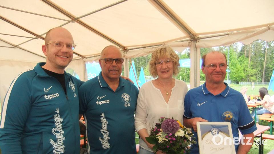 Die Spielvereinigung Ebermanndorf ernennt den Chef der Laufsparte, Georg Roth, zum Ehrenmitglied (von links): Jörn Henseleit, Gerhard Kriegl sowie Edeltraut und Georg Roth. Bild: gm