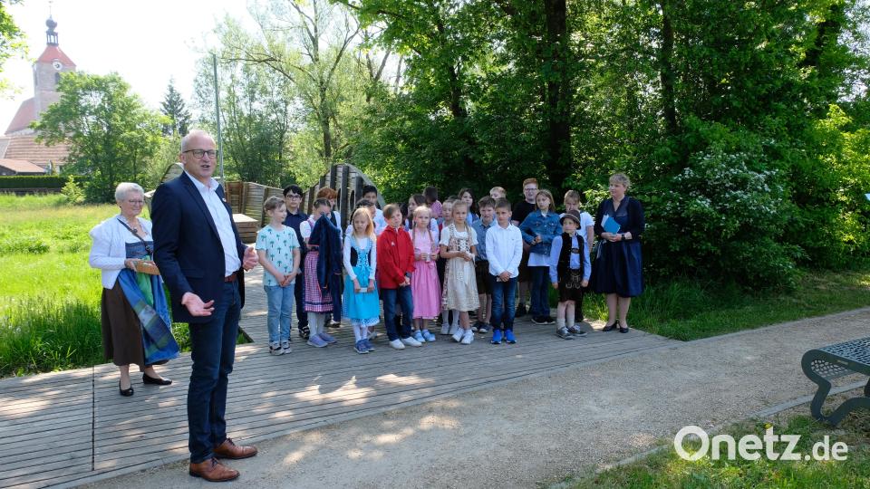 Bürgermeister Bernhard Lindner dankte herzlich der Hahnbacher Heimatpflegerin Marianne Moosburger (li.) und der Klasse 3 a mit ihrer Lehrkraft Sandra Kappert-Großer (re.). Bild: mma