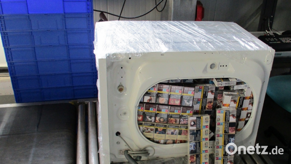 Schmuggel, der sich gewaschen hat. Tausende Zigaretten versteckt in Waschmaschinen. Bild: Hauptzollamt Regensburg