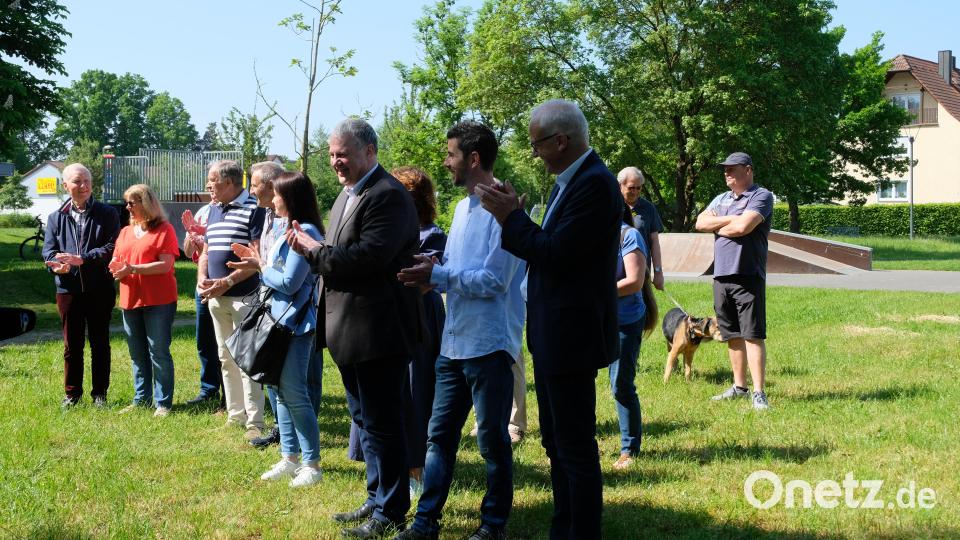 Viel Applaus gab es auch von Kirchenpfleger Georg Münch (li.), Landrat Richard Reisinger, Michael Barnutz und Bürgermeister Bernhard Lindner(re.) Bild: mma