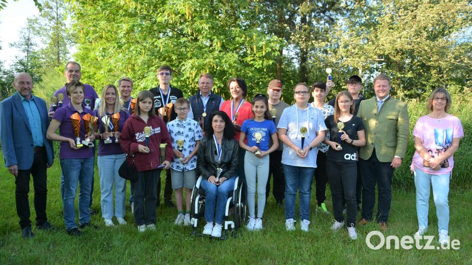 Die besten Hobbyspieler der Mitterteicher Stadtmeisterschaften im Kegeln zusammen mit Stadtverbandsvorsitzendem Peter Haibach (links), Bürgermeister Stefan Grillmeier (Zweiter von rechts) sowie Vorsitzender Claudia Preisinger vom ausrichtenden KC 1971 Mitterteich (rechts). Bild: jr