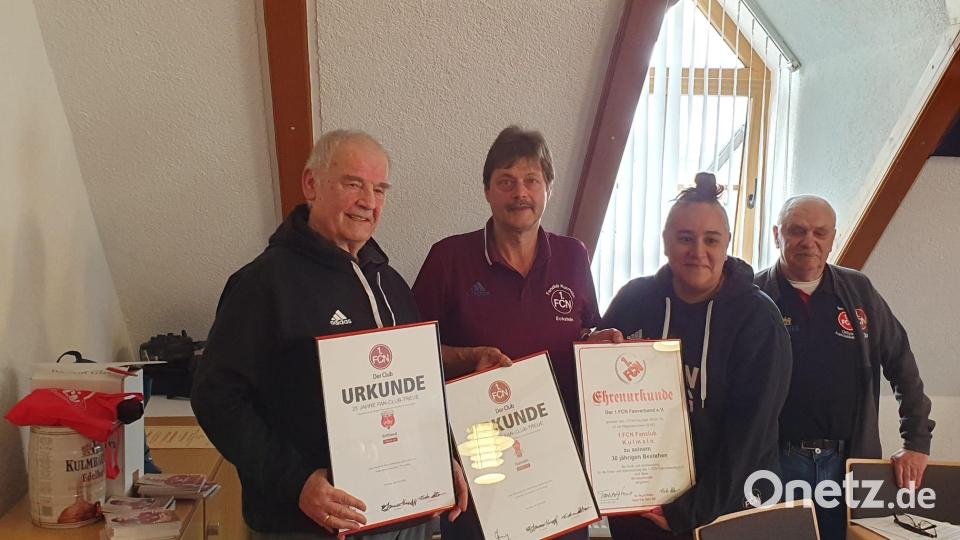 Karl Teplitzky (links), Dieter Altmann und Elisabeth Lamm-Kropf (von rechts) übergaben an Vorsitzenden Rainer Bayer vom Fanclub Kulmain Urkunden für ihr 30. Gründungsjubiläum. Bild: jsa