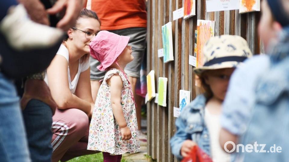 Die Werke der kleinen Künster der KiTa St. Vitus begeisterten bei der Vernissage große und kleine Gäste. Bild: ads