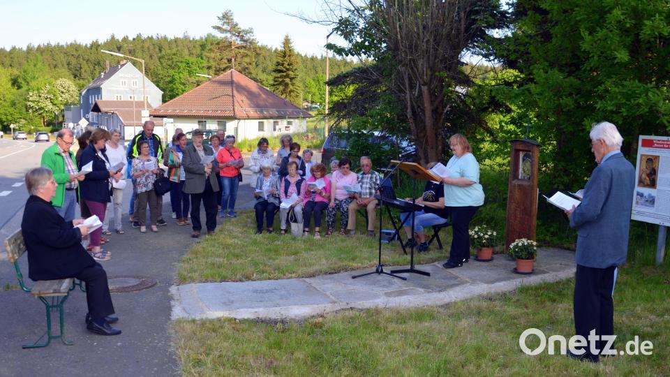 Die Waidhauser versammeln sich zur Friedensandacht am alten Grenzübergang. Bild: Siegfried Zeug/exb