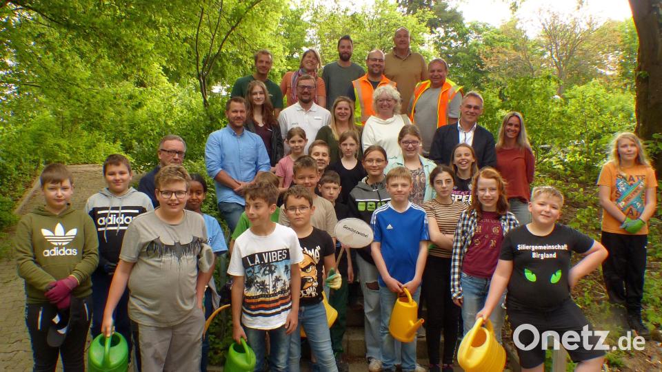 Ab jetzt darf gepflanzt werden! Die Klasse 5c übernimmt als erste die Federführung auf dem Schulacker. Bild: mfh