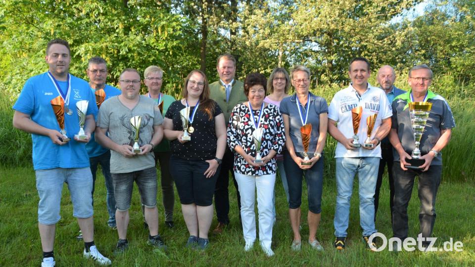 Die besten Teilnehmerinnen und Teilnehmer aus dem Kreis der Aktiven bei den Mitterteicher Stadtmeisterschaften im Kegeln zusammen mit den Ehrengästen. Stadtmeister wurde Markus Haberkorn (Dritter von links), Stadtmeisterin wurde Christina Stöckl (Fünfter von links). Den Stadtpokal gewann der SV Mitterteich. Bild: jr